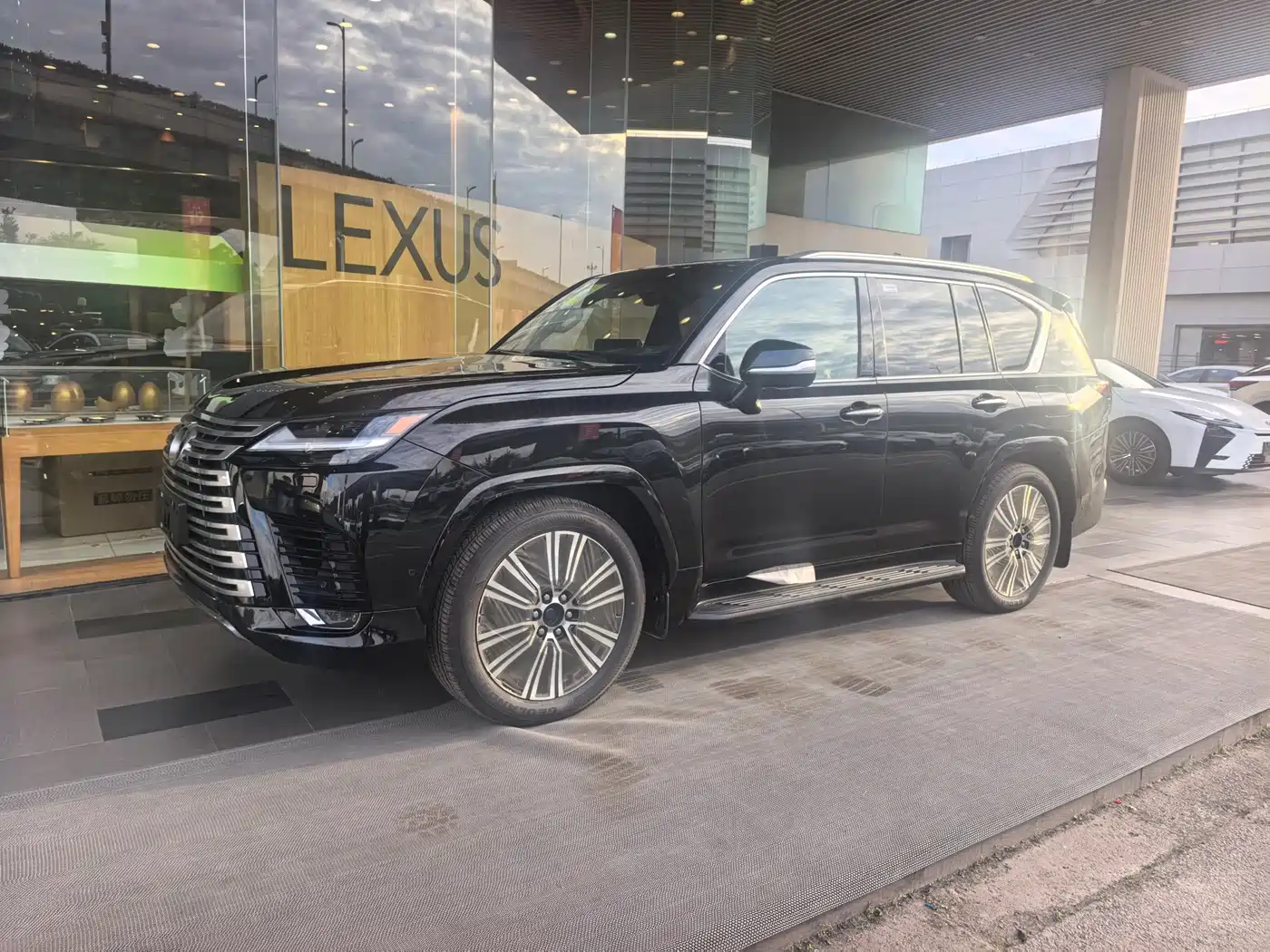 Lexus LX 2025 700h Boundary Edition фото 8