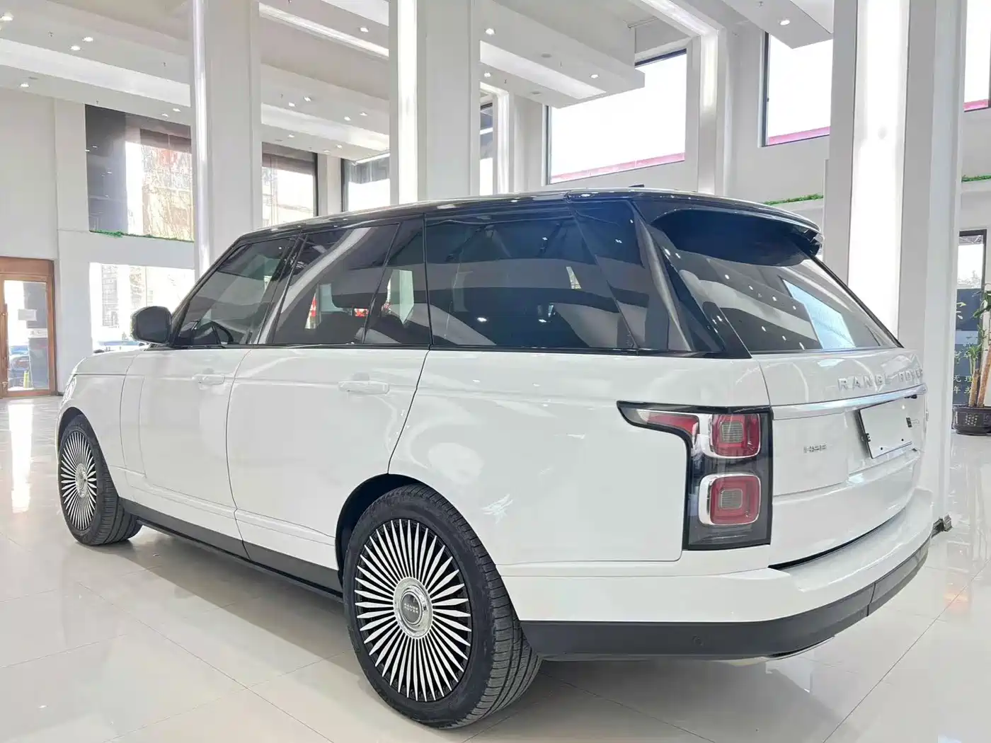 Land Rover Range Rover 2019 3.0 SCV6 Heritage Edition фото 14