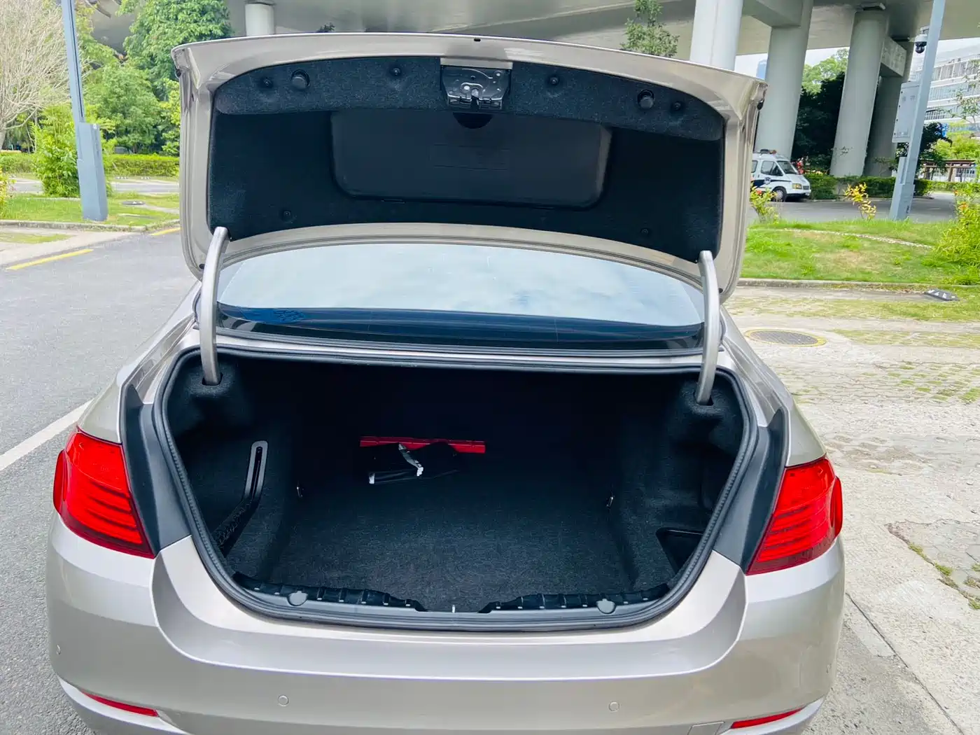 BMW 5 Series 2014 525Li Leading фото 8