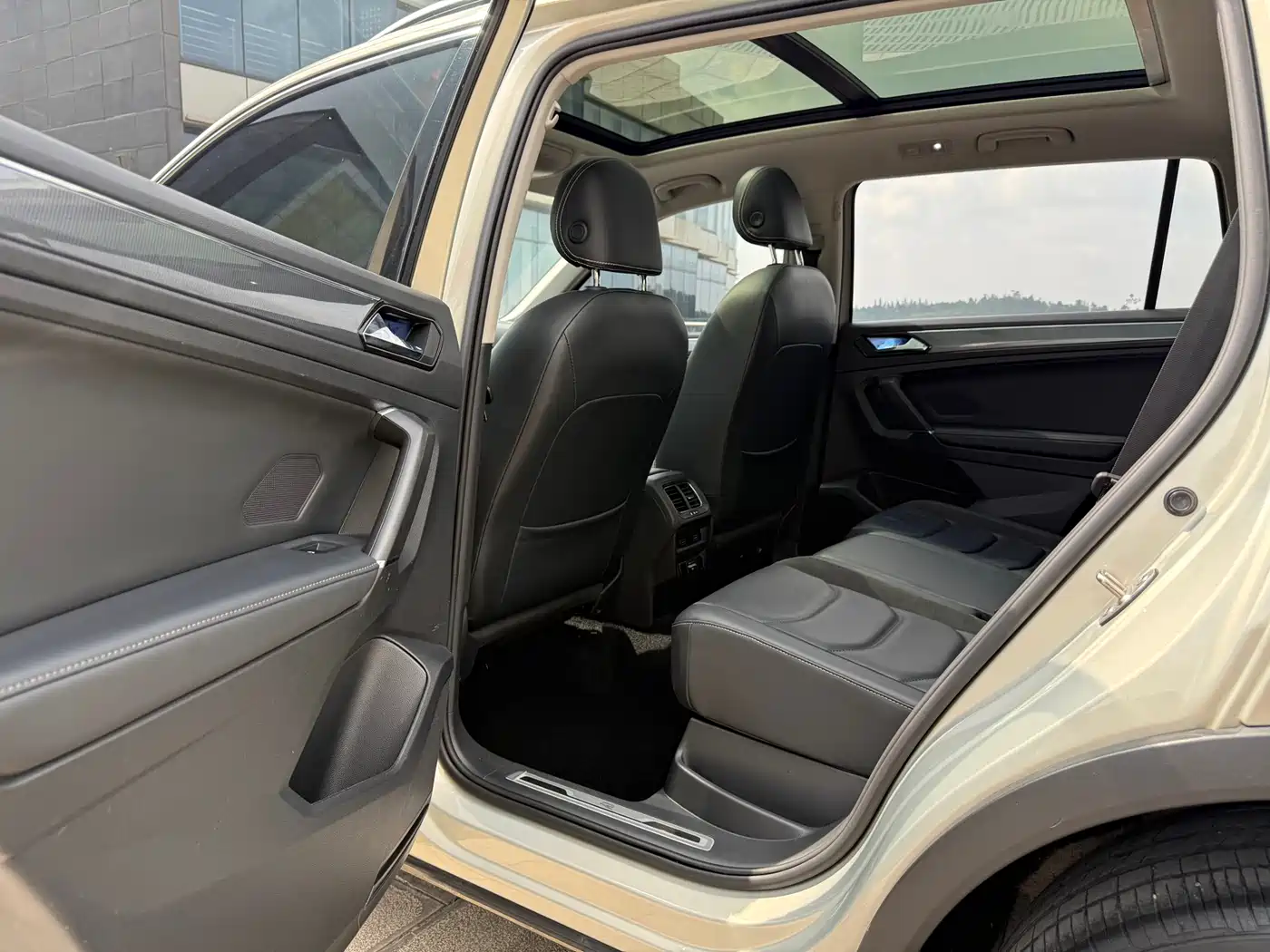 Volkswagen Tiguan L 2021 330TSI Automatic 2WD R-Line Premium фото 19