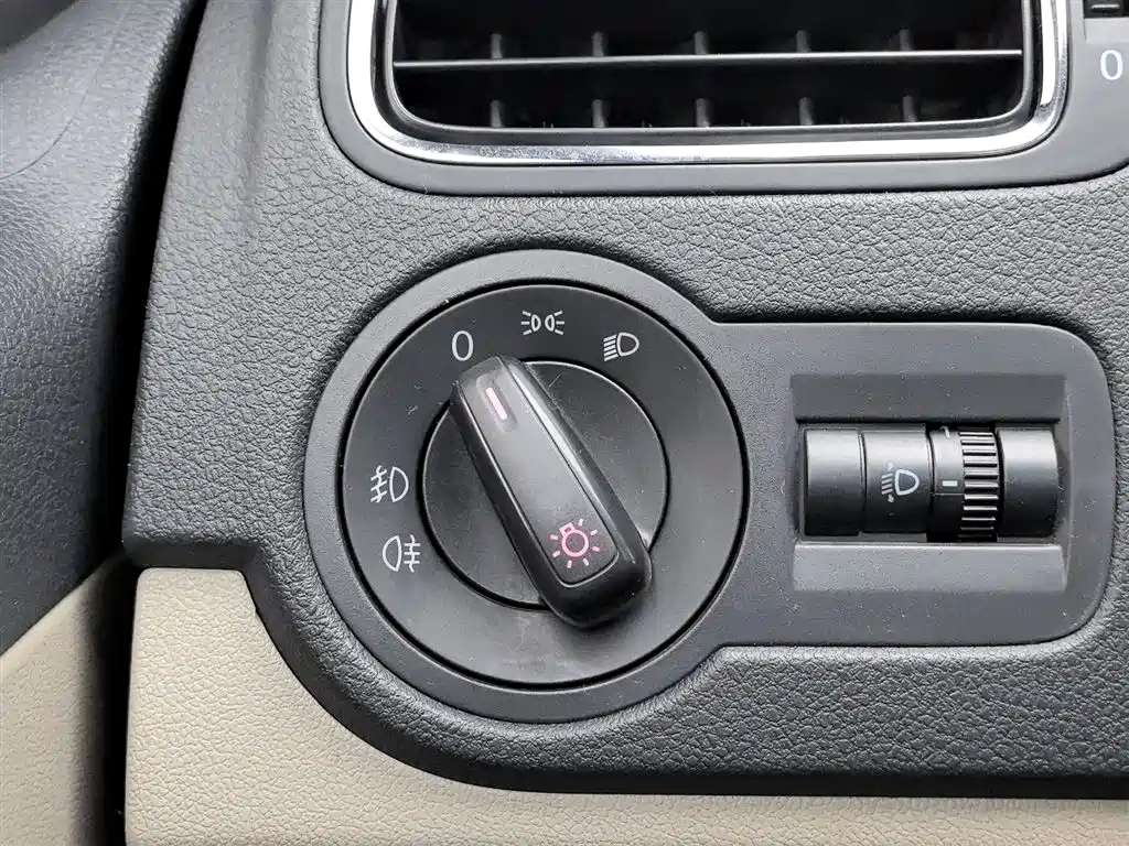Volkswagen Polo 2013 1.6L Automatic Comfort Edition фото 21
