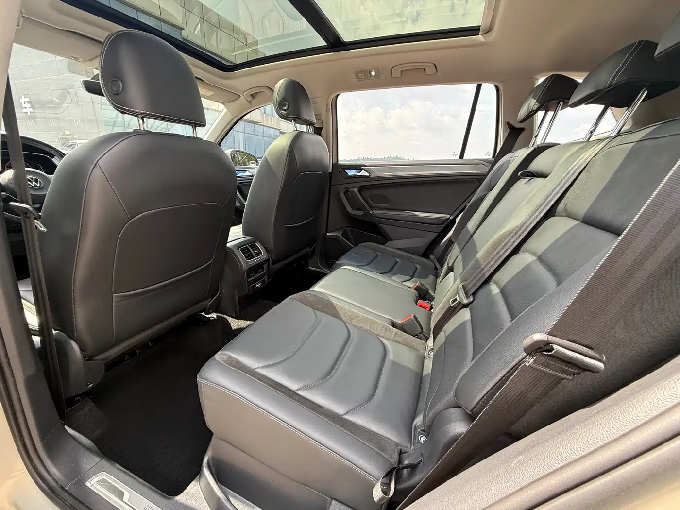 Volkswagen Tiguan L 2021 330TSI Automatic 2WD R-Line Premium фото 6