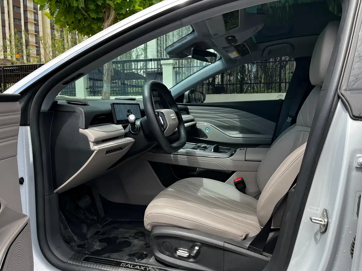 Geely Galaxy Galaxy Xingyao 8 2025 130km EM-i Premium Edition фото 4