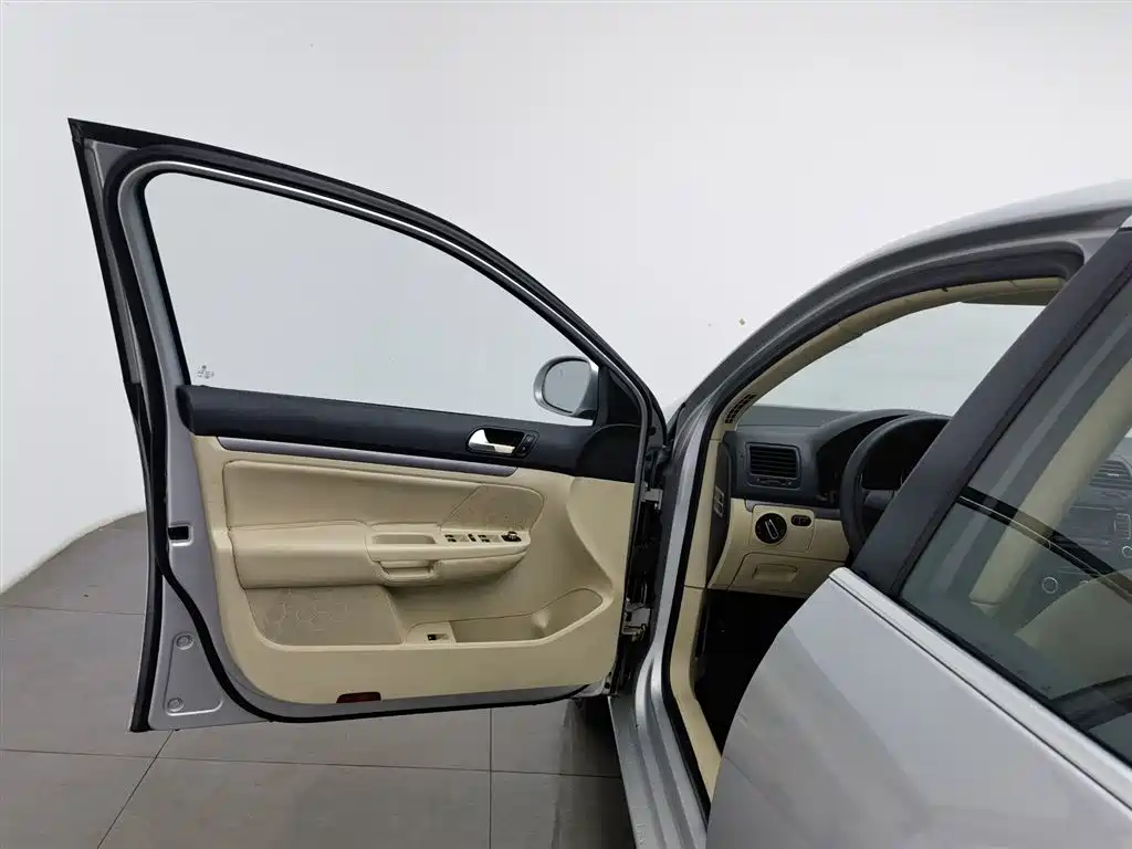 Volkswagen Sagitar 2011 1.6L Manual Comfort фото 8