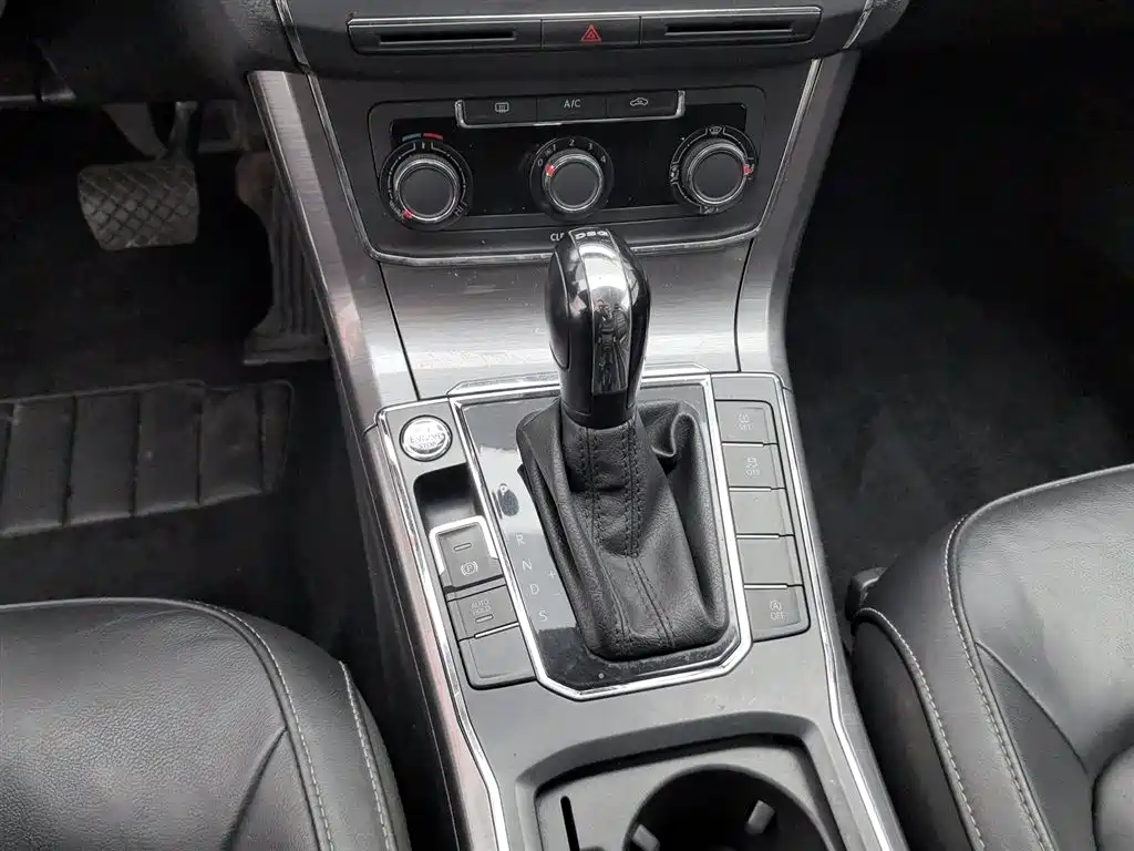 Volkswagen Passat 2017 280TSI DSG Elegance фото 13