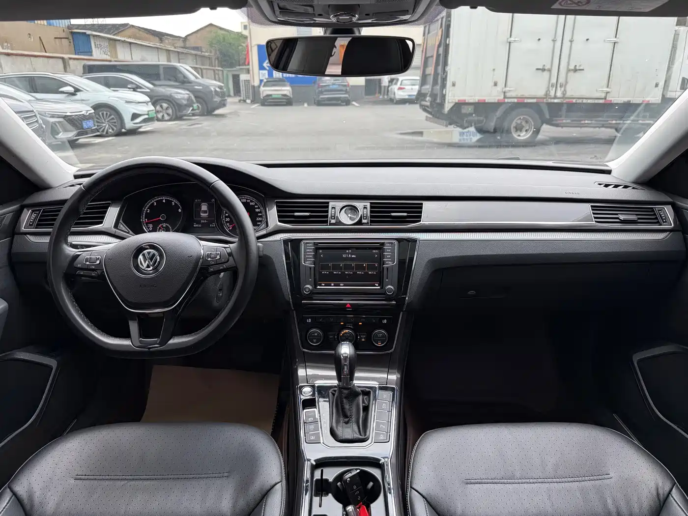 Volkswagen Passat 2017 330TSI DSG Luxury фото 6