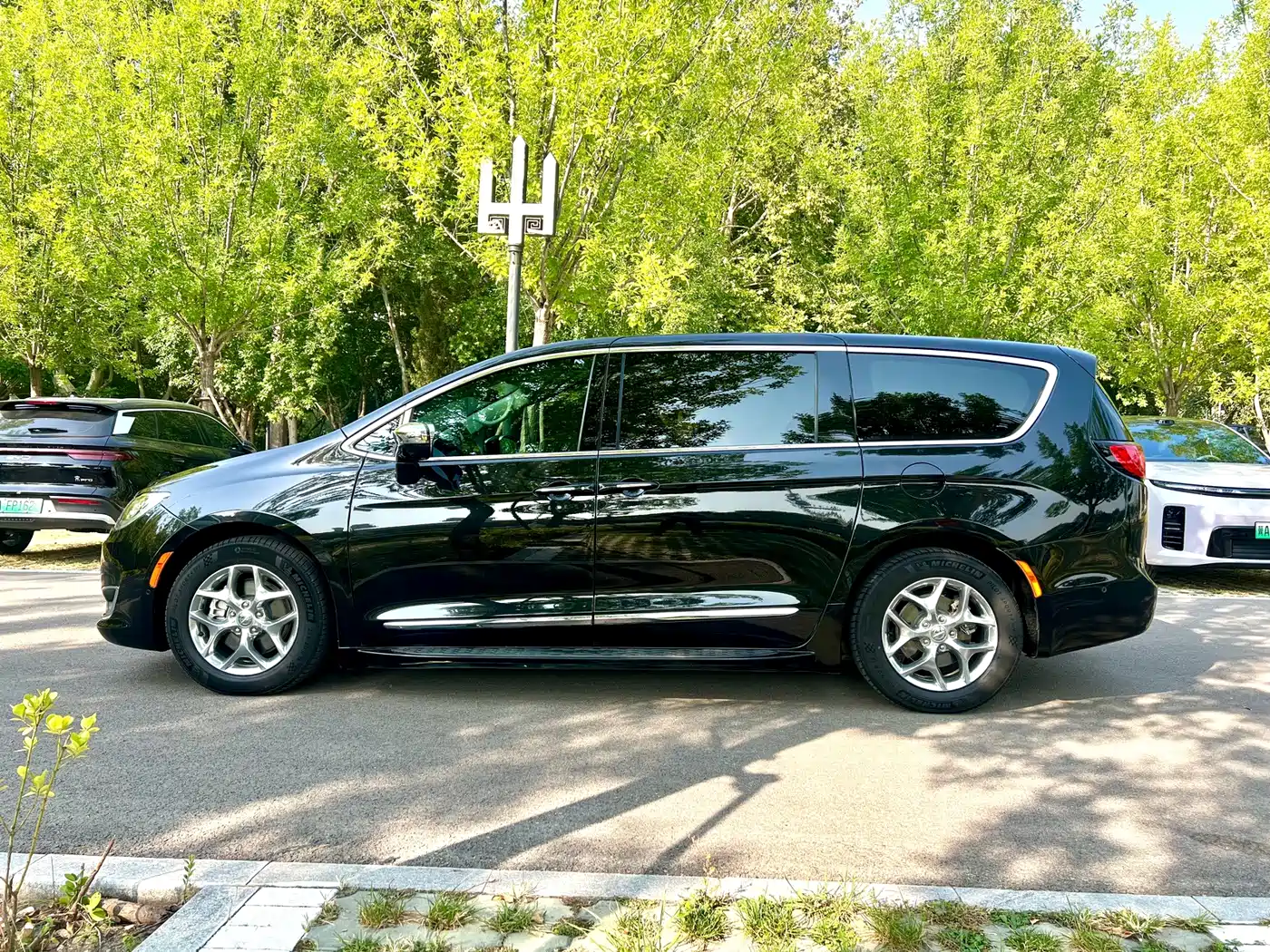 Chrysler Pacifica 2019 2017 3.6L Premium Edition