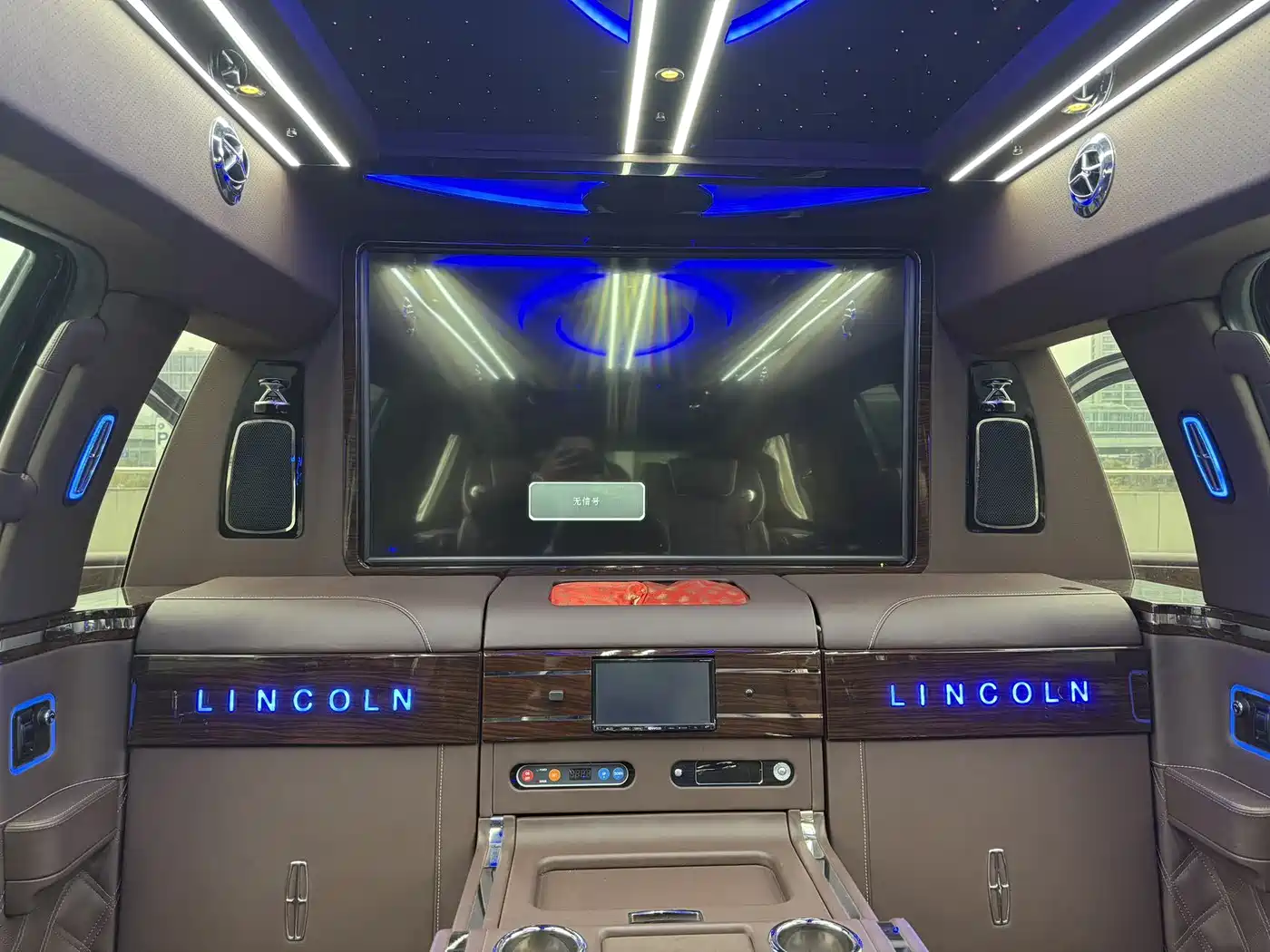 Lincoln Navigator One фото 9