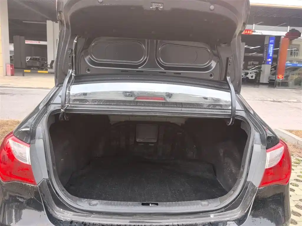 Hyundai Elantra 2015 1.6L Automatic Luxury фото 15
