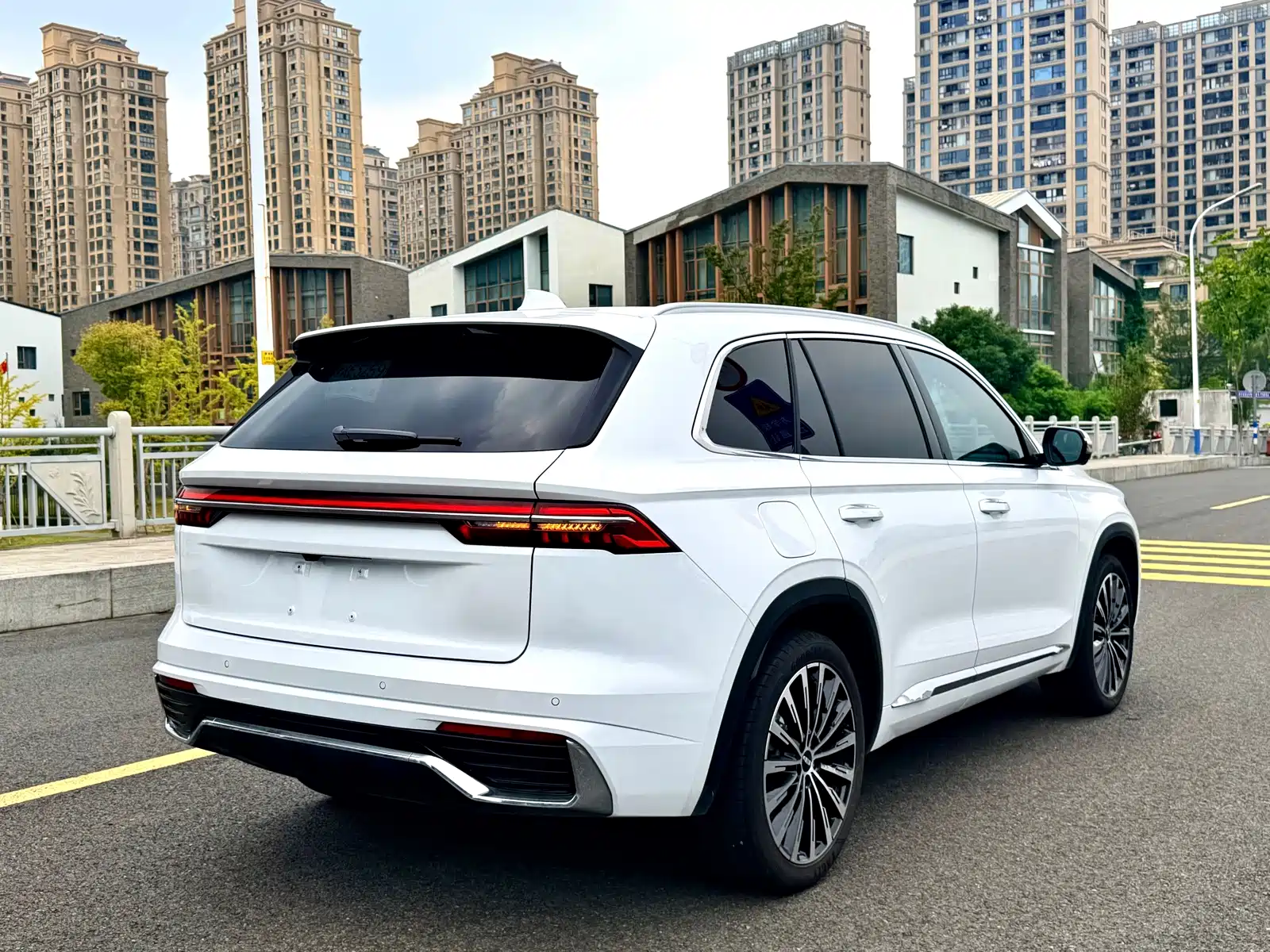 Фото 6 - Geely Monjaro