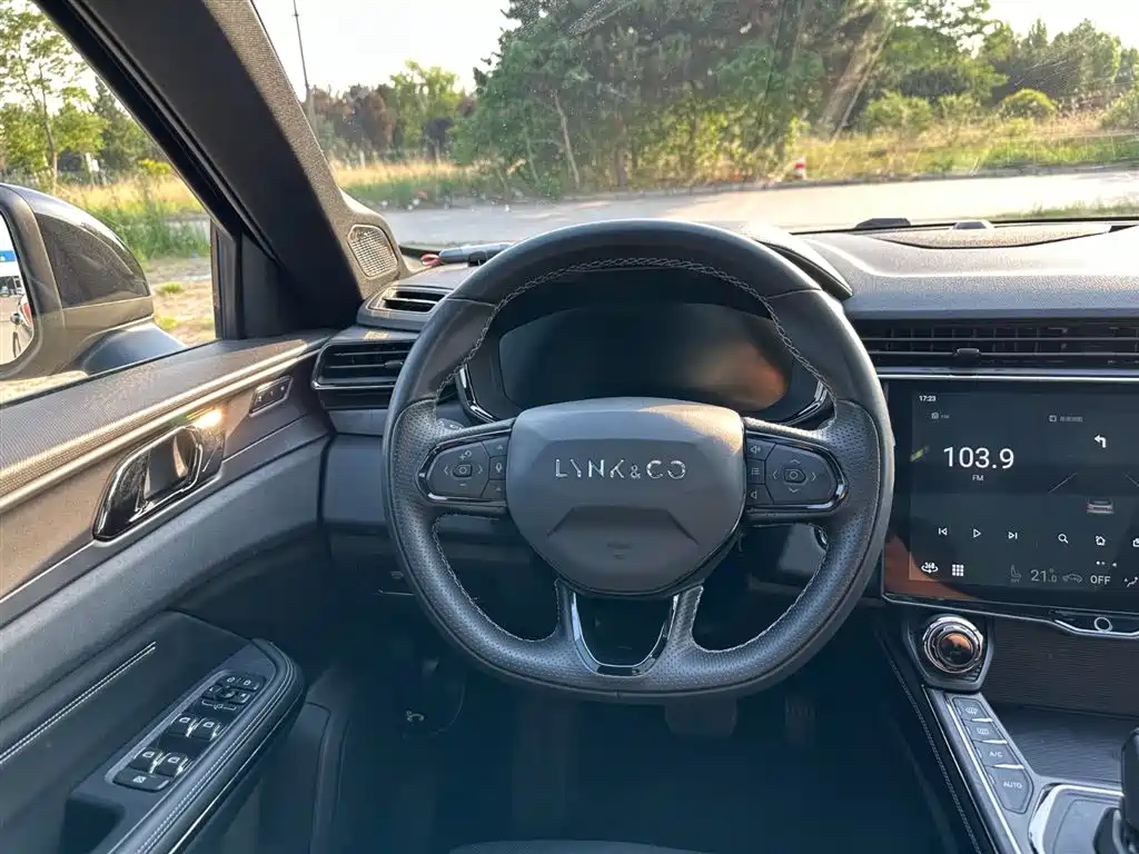 Lynk & Co 01 EM-P 2021 1.5TD PHEV Halo фото 20