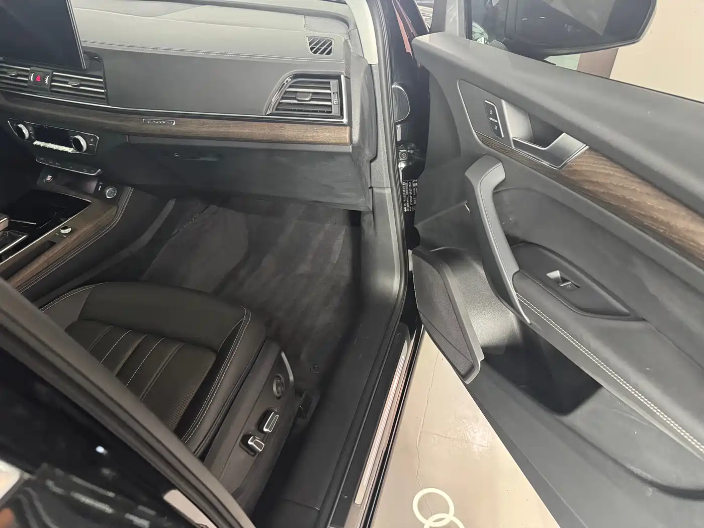 Audi Q5L 2024 Model 40 TFSI Luxury Dynamic фото 7