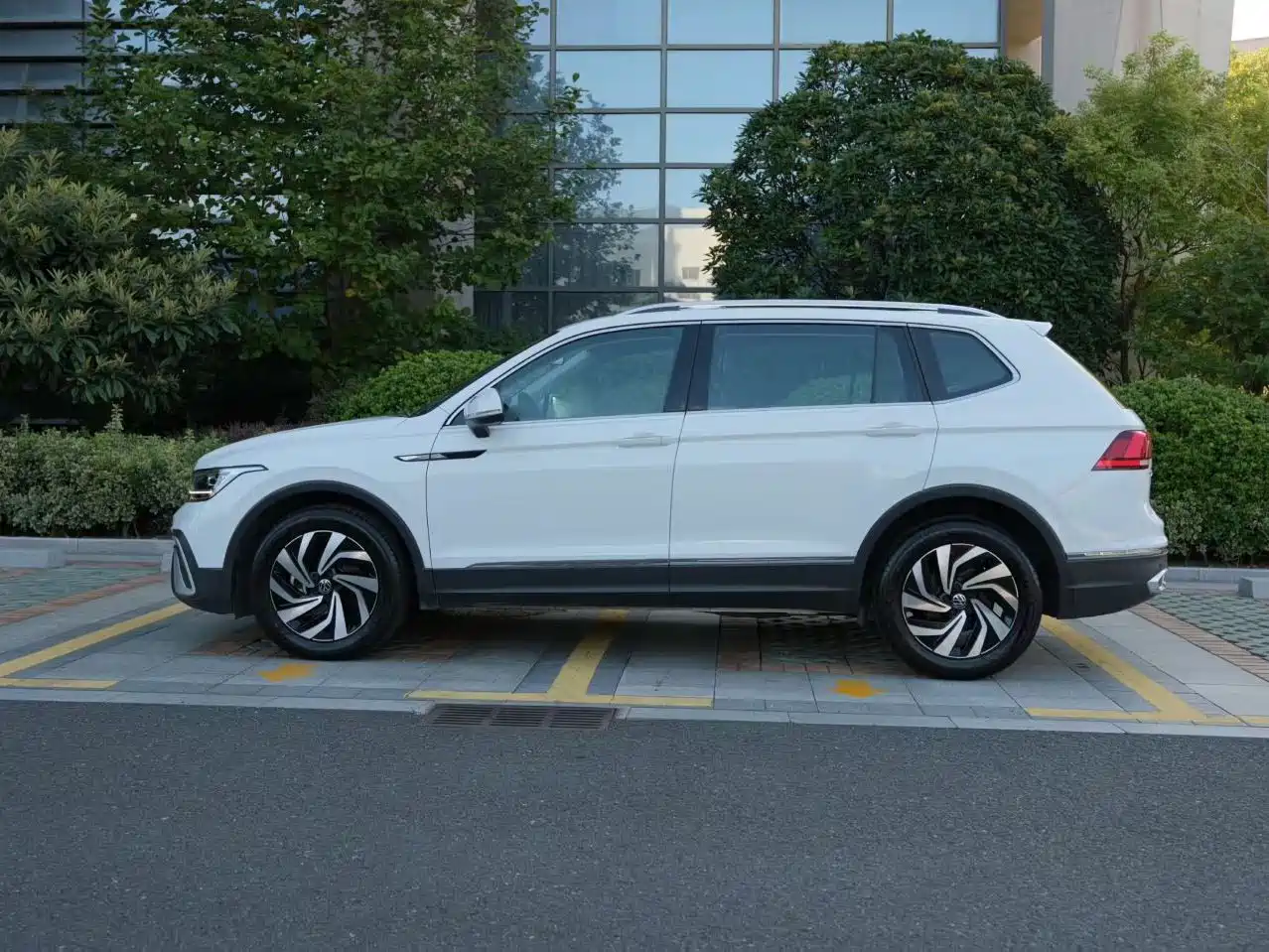 Фото 3 - Volkswagen Tiguan L