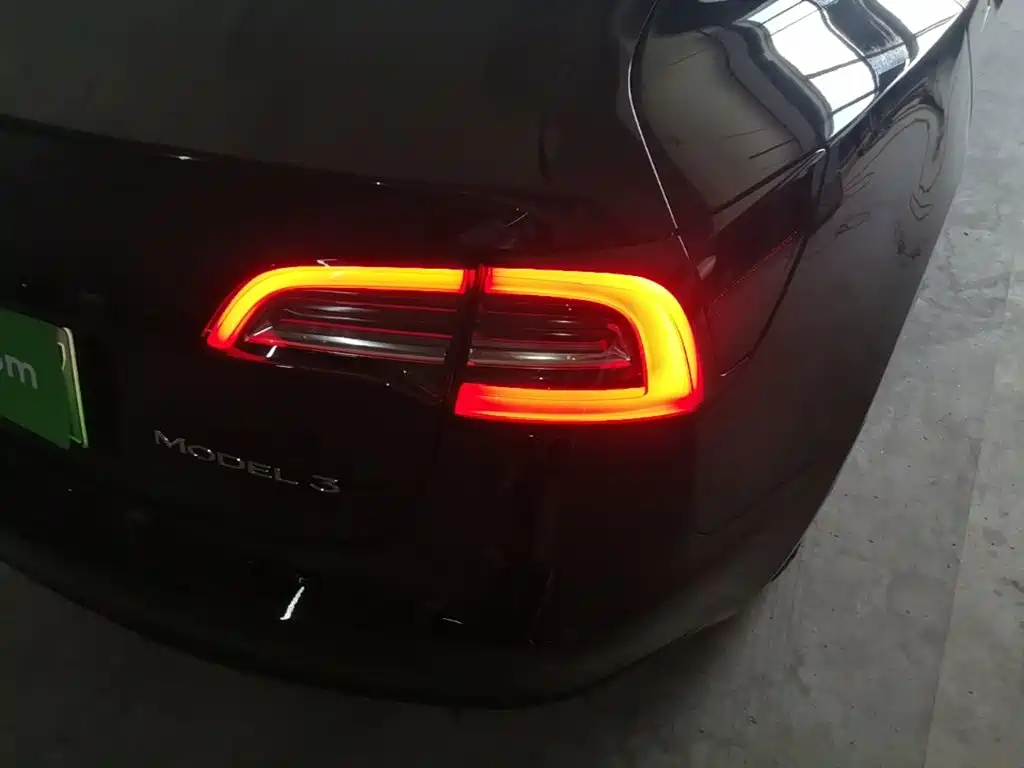 Фото 8 - Tesla Model 3