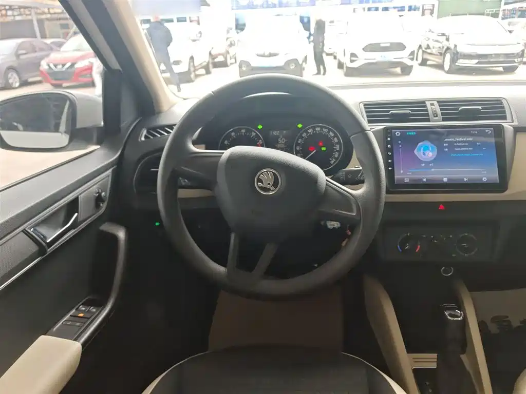 Škoda Fabia 2015 1.6L Automatic Innovation Edition фото 7