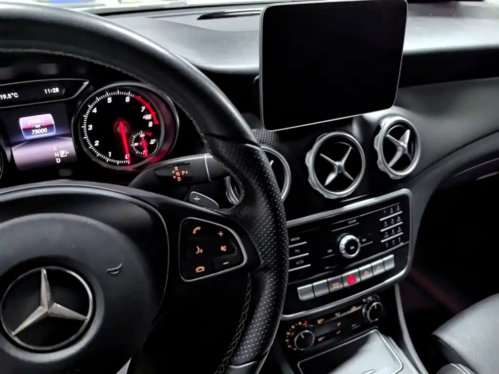 Mercedes-Benz GLA 2018 GLA 200 Dynamic фото 14