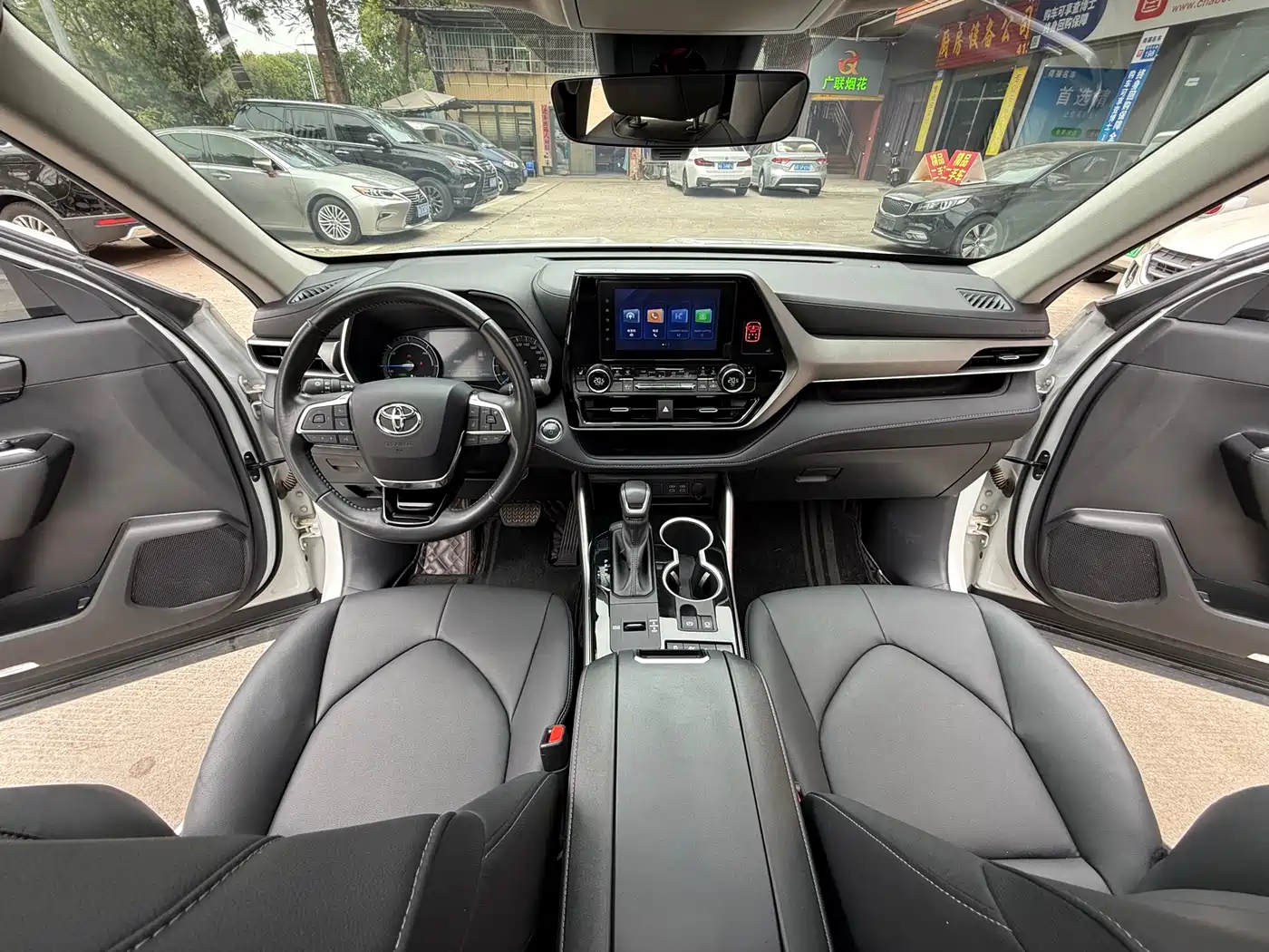 Toyota Highlander 2023 2.5L Smart Hybrid Dual Engine AWD Luxury 7-Seater фото 11