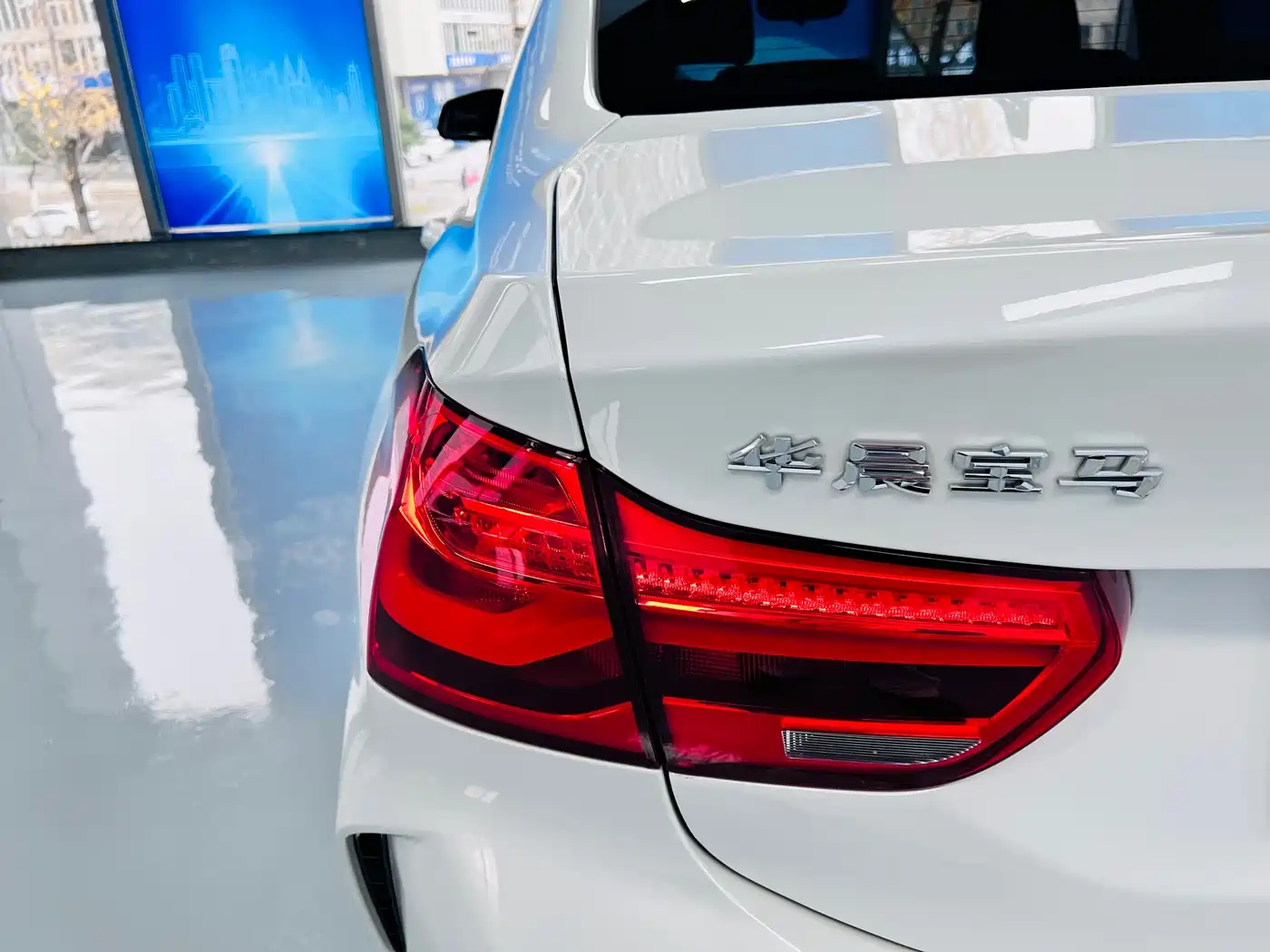 BMW 1 Series 2022 120i M Sport Shadow Edition фото 10
