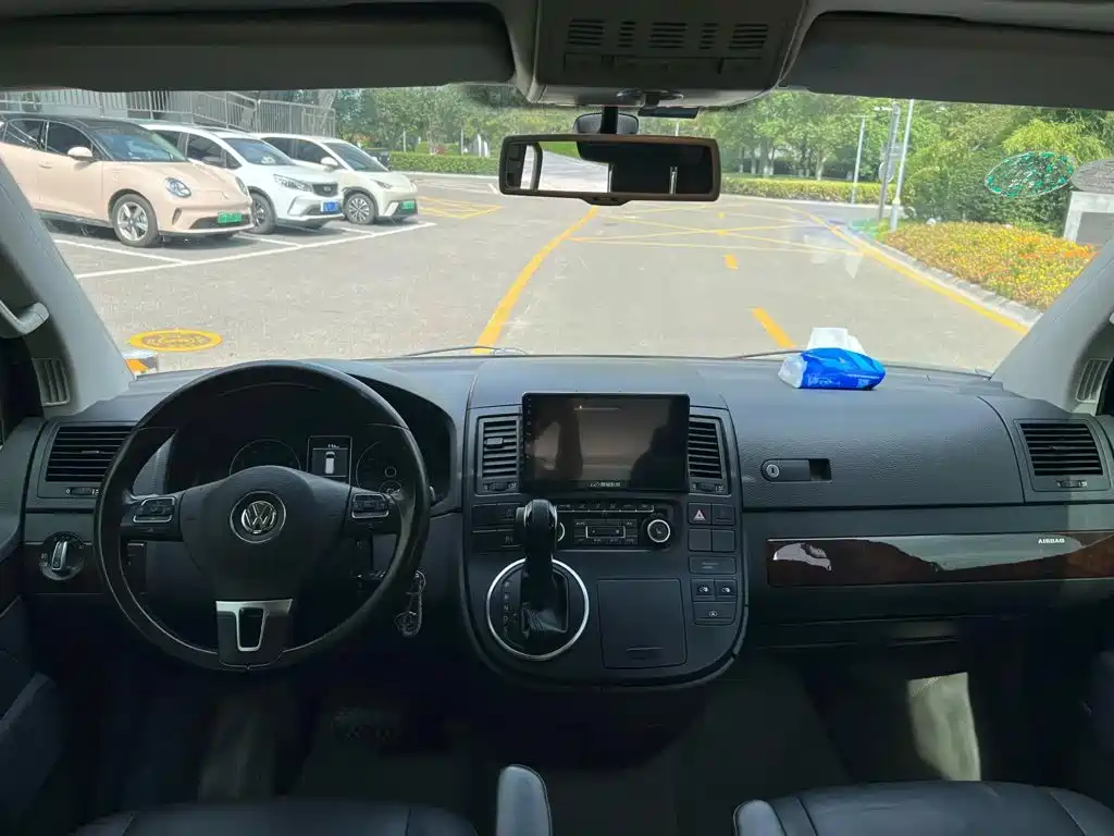 Photo 14 - Volkswagen Multivan
