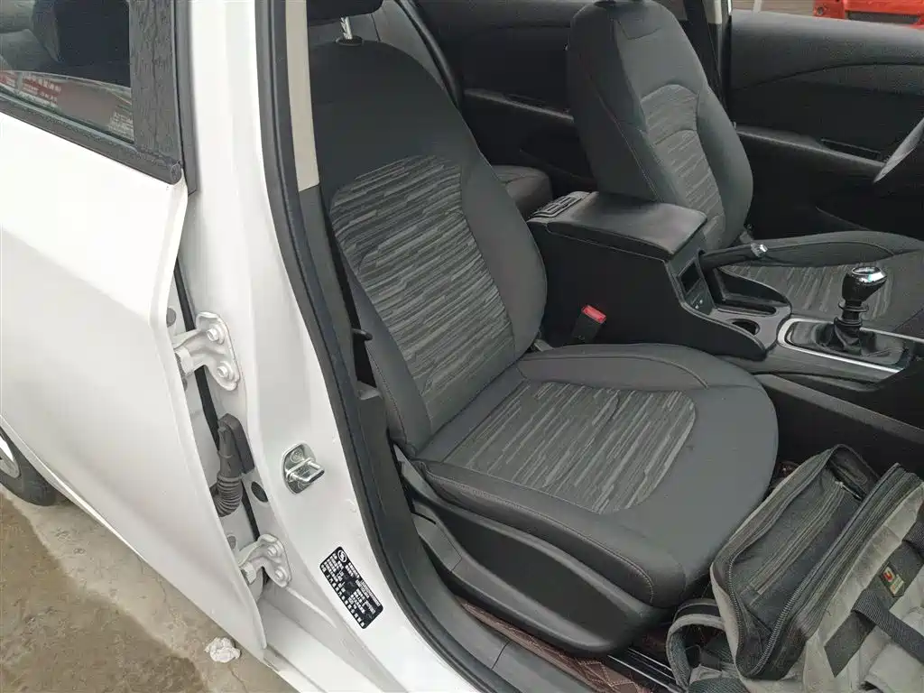 Chevrolet Cavalier 2016 1.5L Manual Enjoyment Edition фото 20