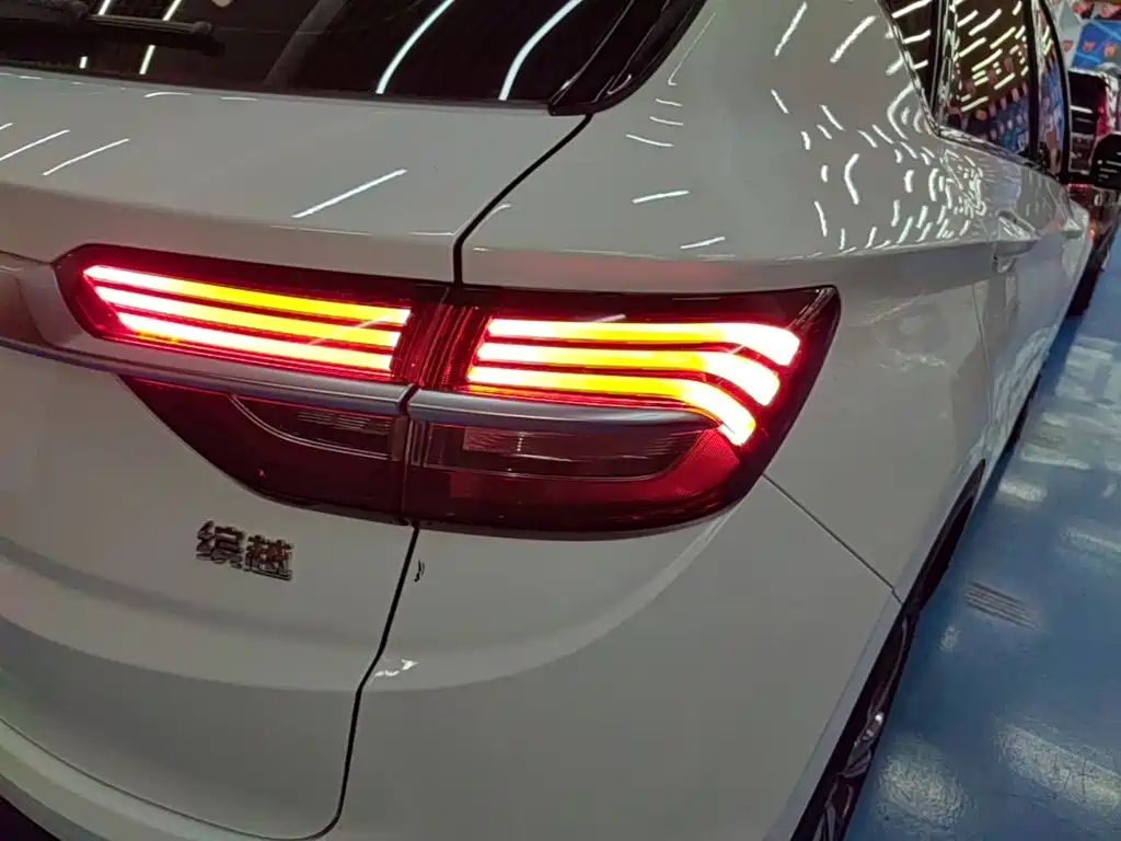 Фото 8 - Geely Coolray