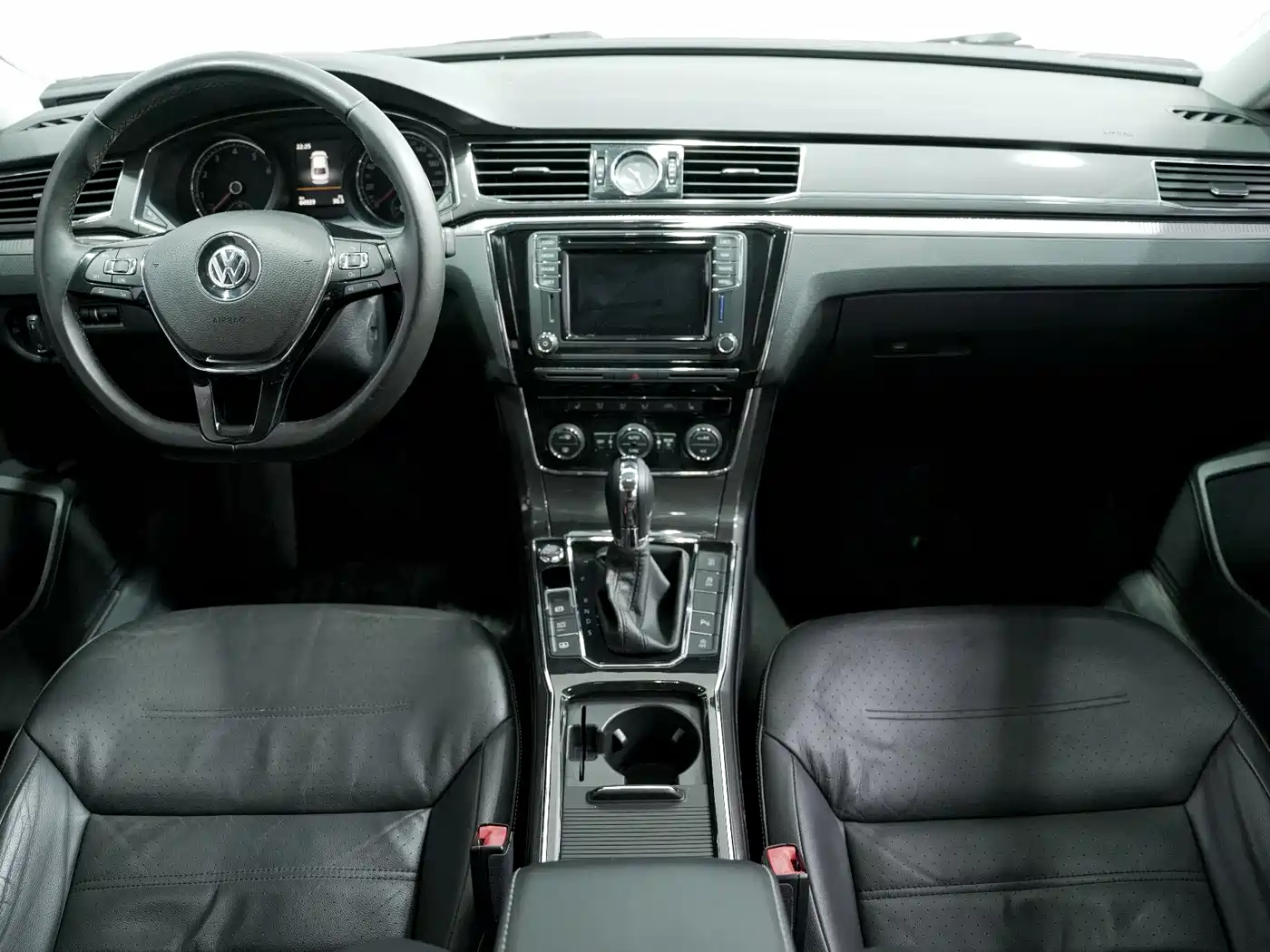 Volkswagen Passat 2017 330TSI DSG Luxury фото 4