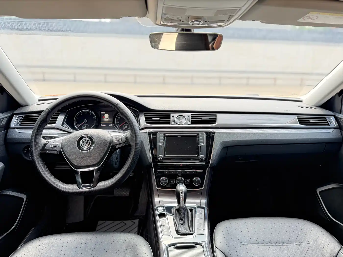 Volkswagen Passat 2017 330TSI DSG Luxury фото 8