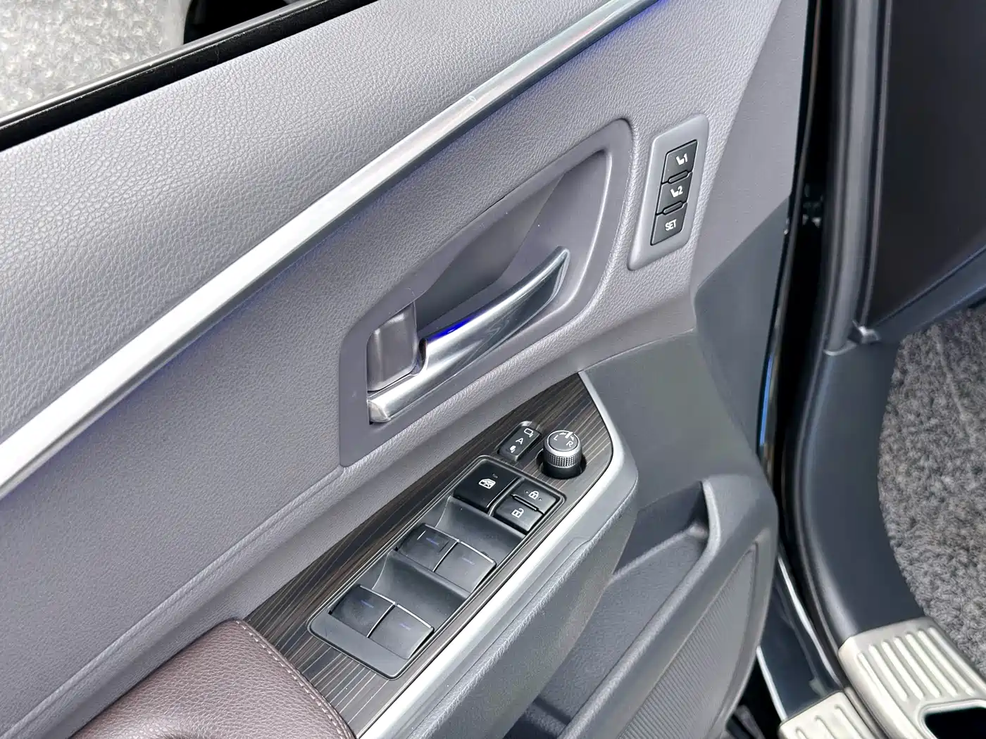 Toyota Granvia 2022 Model Year 2.5L Hybrid Flagship Edition фото 36