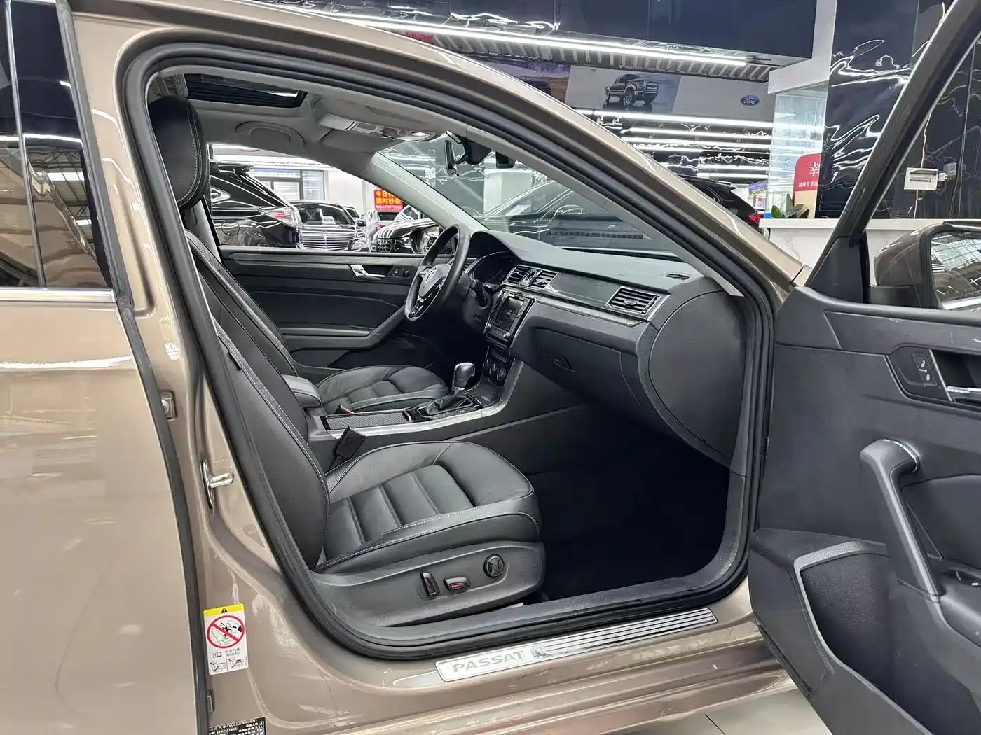 Volkswagen Passat 2017 330TSI DSG Luxury фото 14