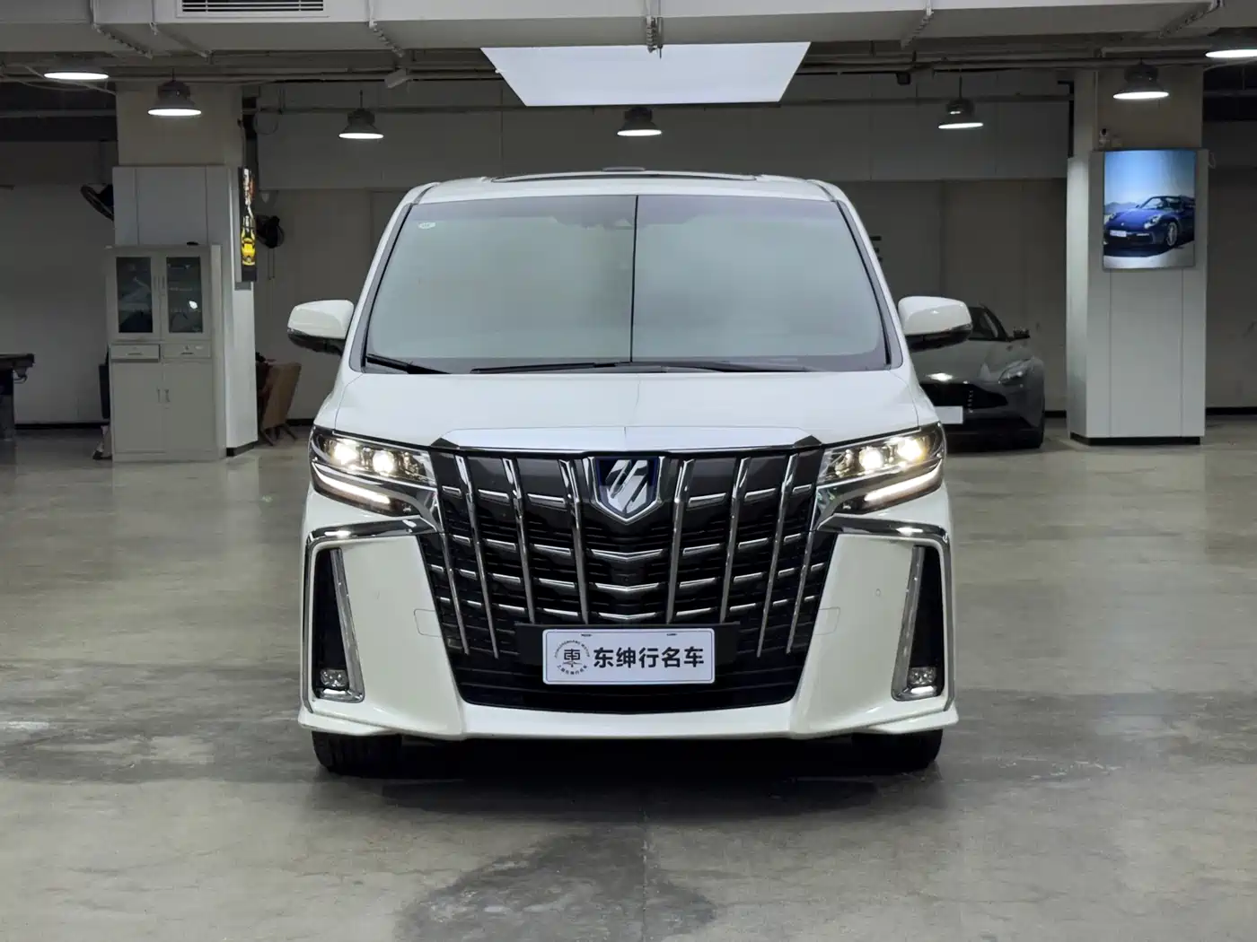 Toyota Alphard 2021 Hybrid 2.5L Premium фото 2
