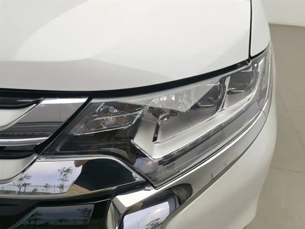 Mitsubishi Outlander 2018 2.4L 4WD Luxury Edition 7-seater фото 7
