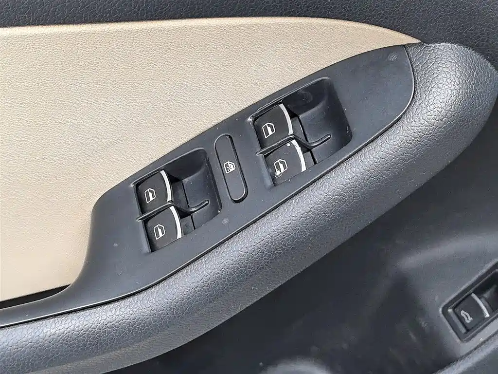 Volkswagen Sagitar 2014 1.6L Manual Comfort фото 9