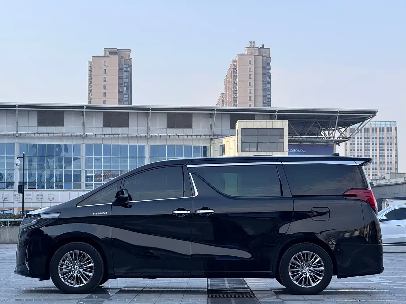 Toyota Alphard 2021 Hybrid 2.5L Premium фото 3