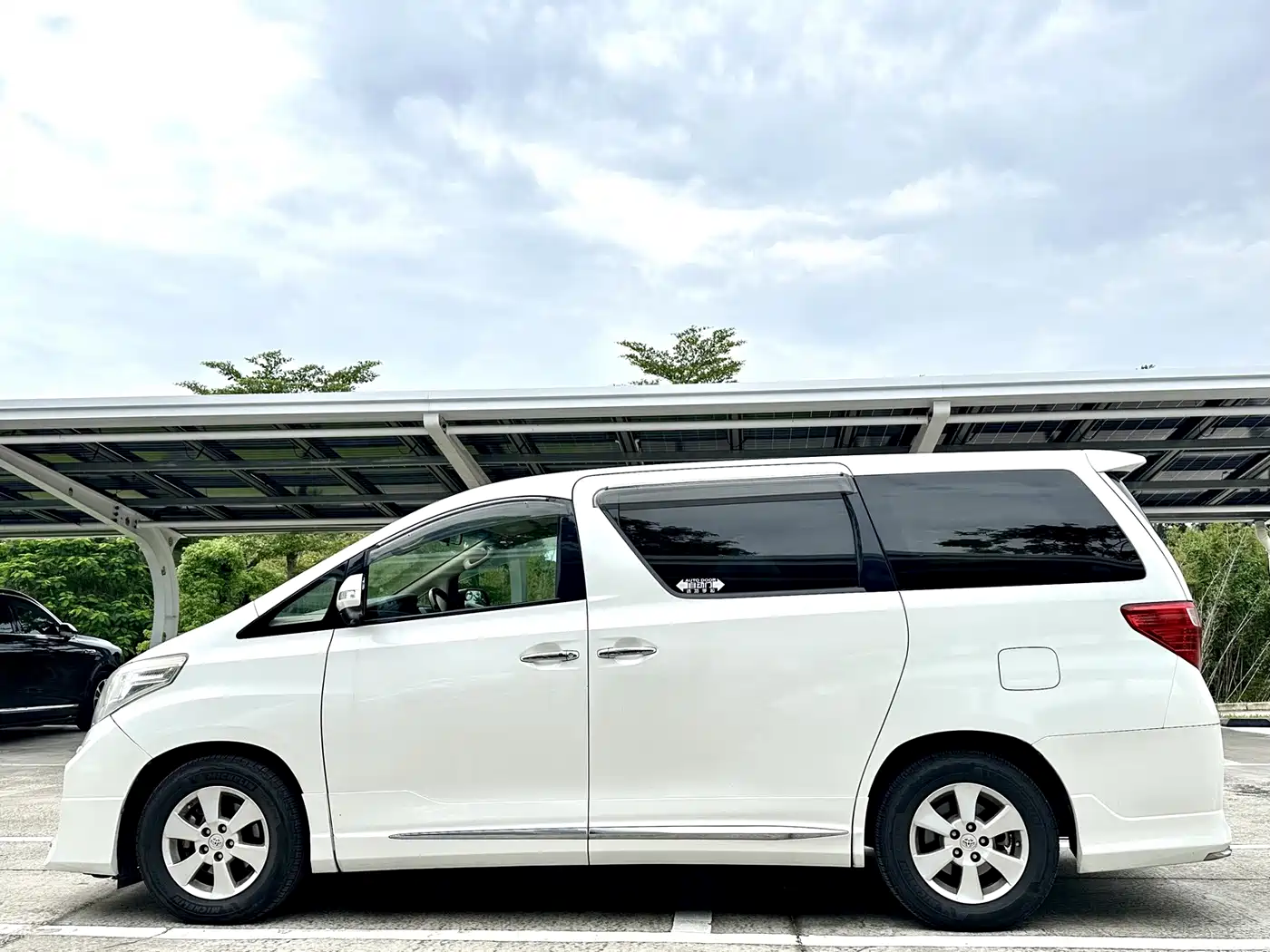 Photo 9 - Toyota Alphard