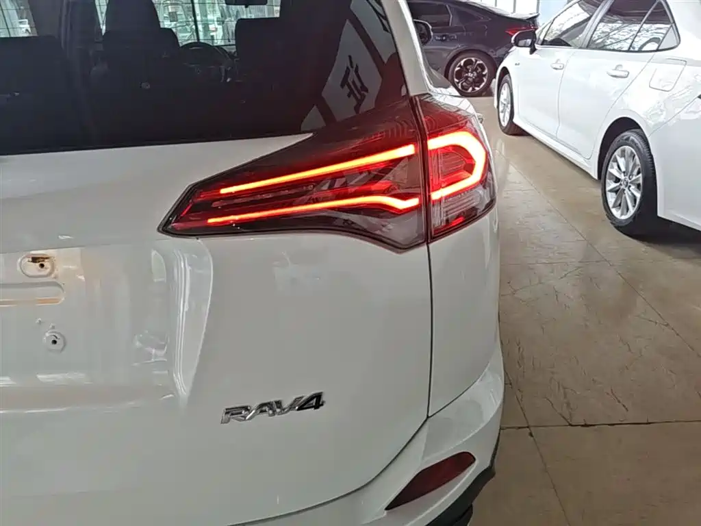 Toyota RAV4 Rongfang 2016 2.0L CVT 2WD Trend (China V) фото 8
