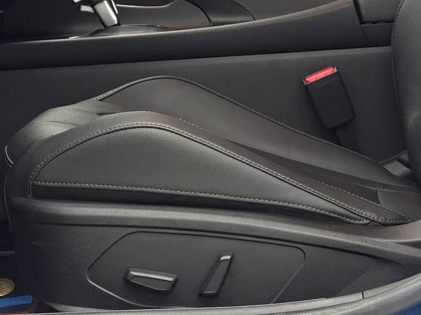 Hyundai Elantra 2022 1.5L CVT LUX Premium Edition фото 21