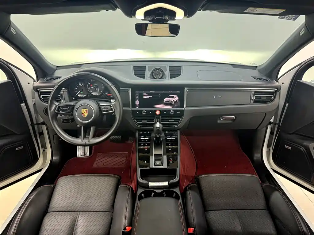 PORSCHE MACAN