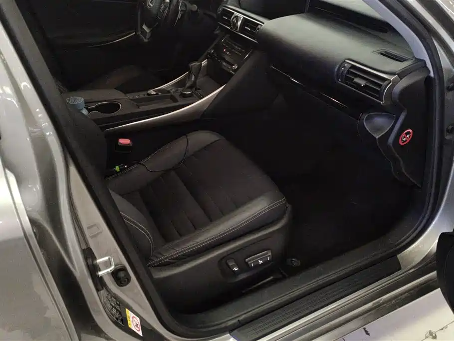 Lexus IS 2017 300 Leading Edition фото 8