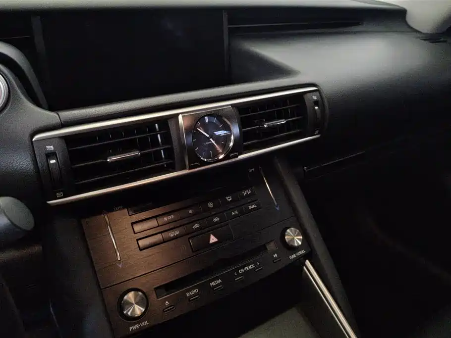 Lexus IS 2017 300 Leading Edition фото 13