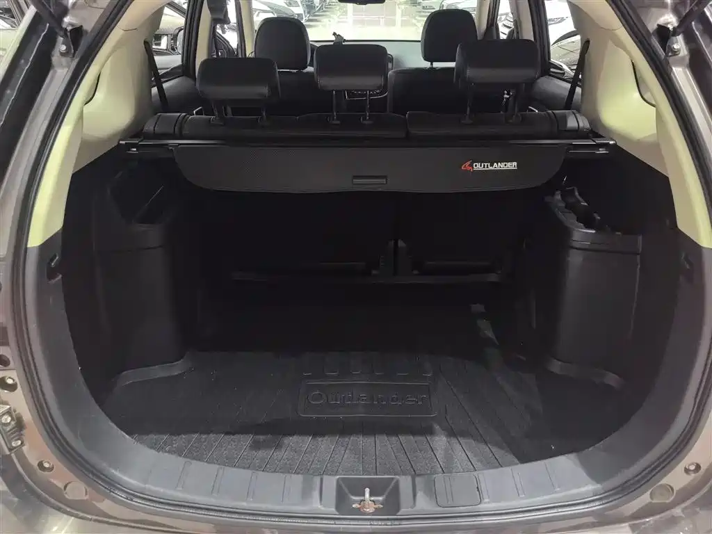MITSUBISHI OUTLANDER