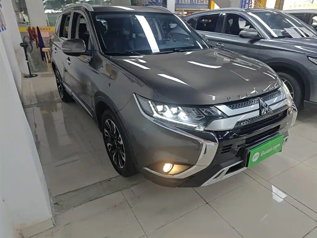 Mitsubishi Outlander 2019 2.4L 2WD Premium Edition 5-seater China V фото 4