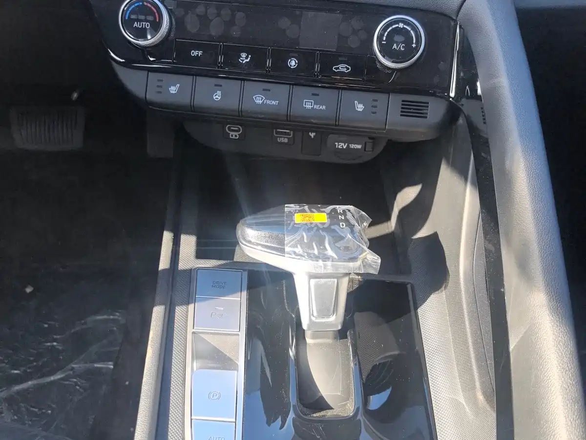 Hyundai Elantra 2023 Model 1.5L CVT LUX Premium Edition фото 10