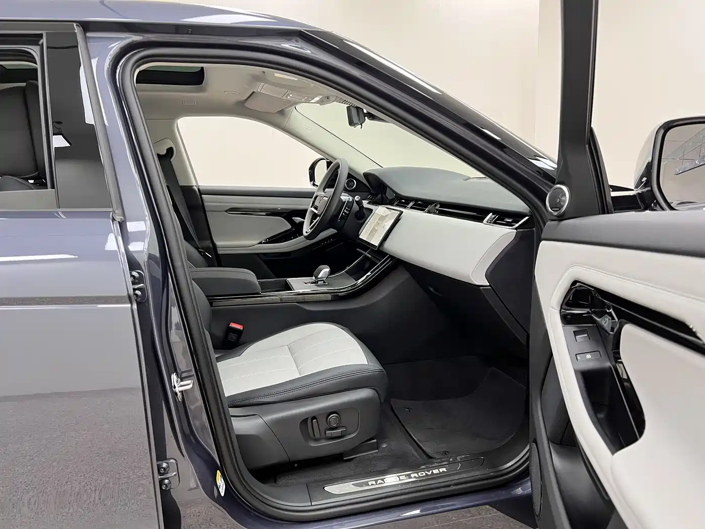 Land Rover Range Rover Evoque 2026 Range Rover Evoque L SE фото 14