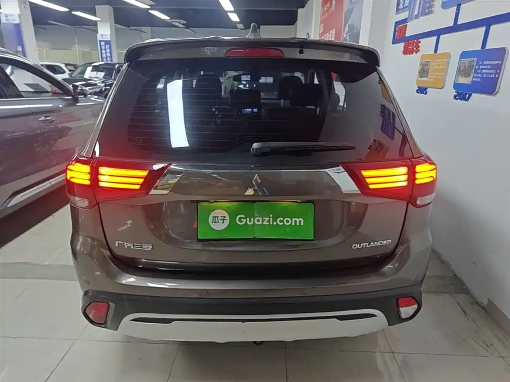 Mitsubishi Outlander 2019 2.4L 2WD Premium Edition 5-seater China V фото 6