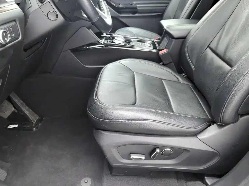 Photo 20 - Ford Explorer