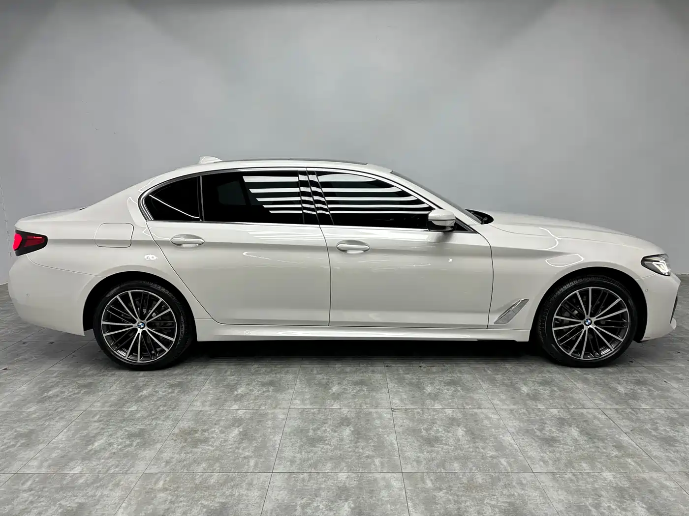 BMW 5 Series 2023 530Li Leading M Sport Package фото 9