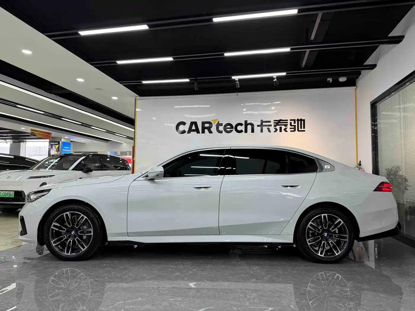 BMW 5 Series 2026 530Li Leading M Sport Package фото 4