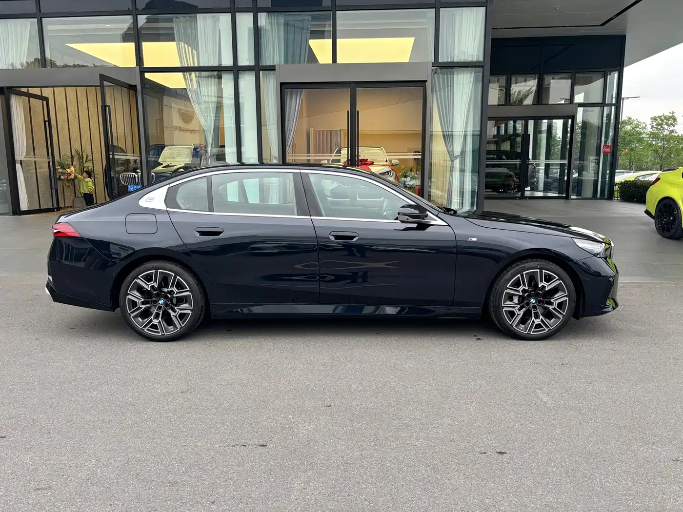 BMW 5 Series 2025 530Li Premium M Sport Package фото 3