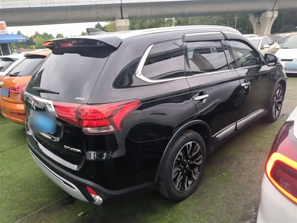 Mitsubishi Outlander 2020 2.4L 4WD Luxury 7-seater фото 6
