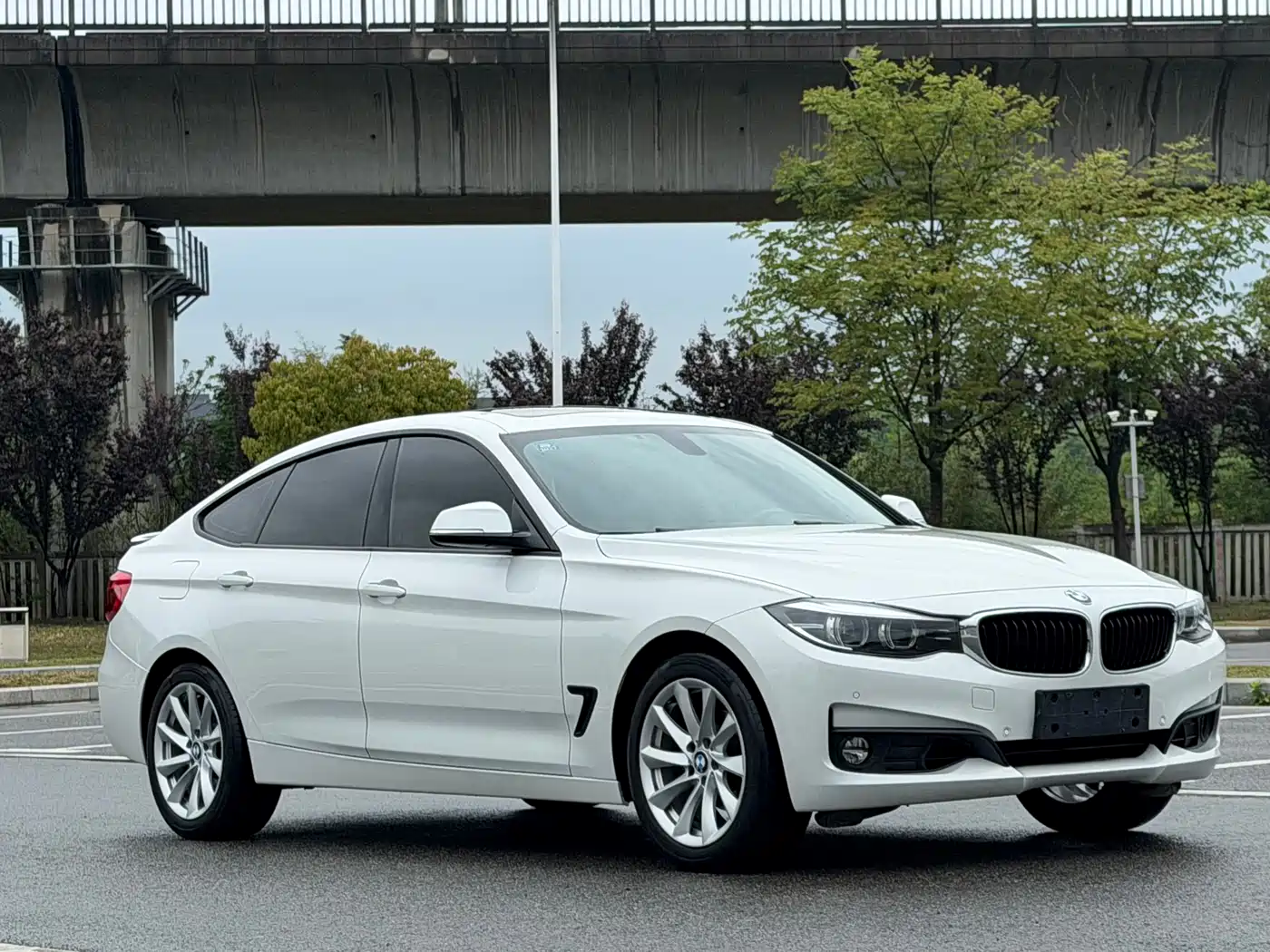 BMW 3 Series GT 2018 320i Fashion фото 3